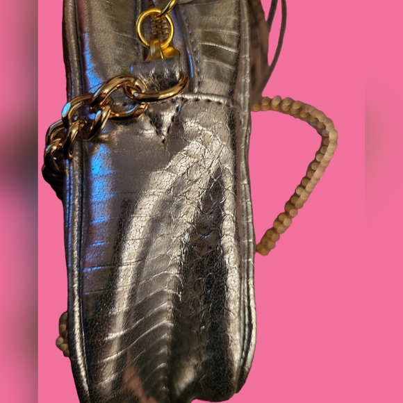 NWOT V.S. silver cross body purse - Picture 5 of 11